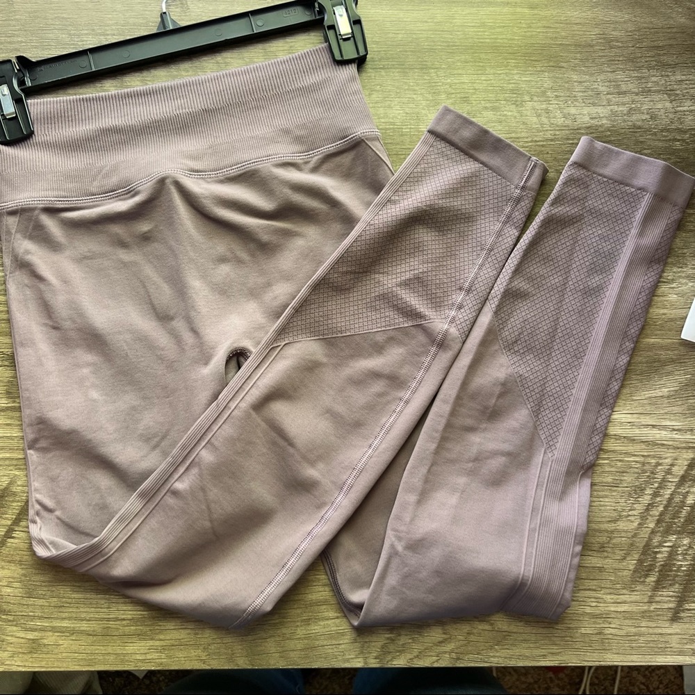 Lululemon Ribbed leggings in Plum - Picture 3 of 16